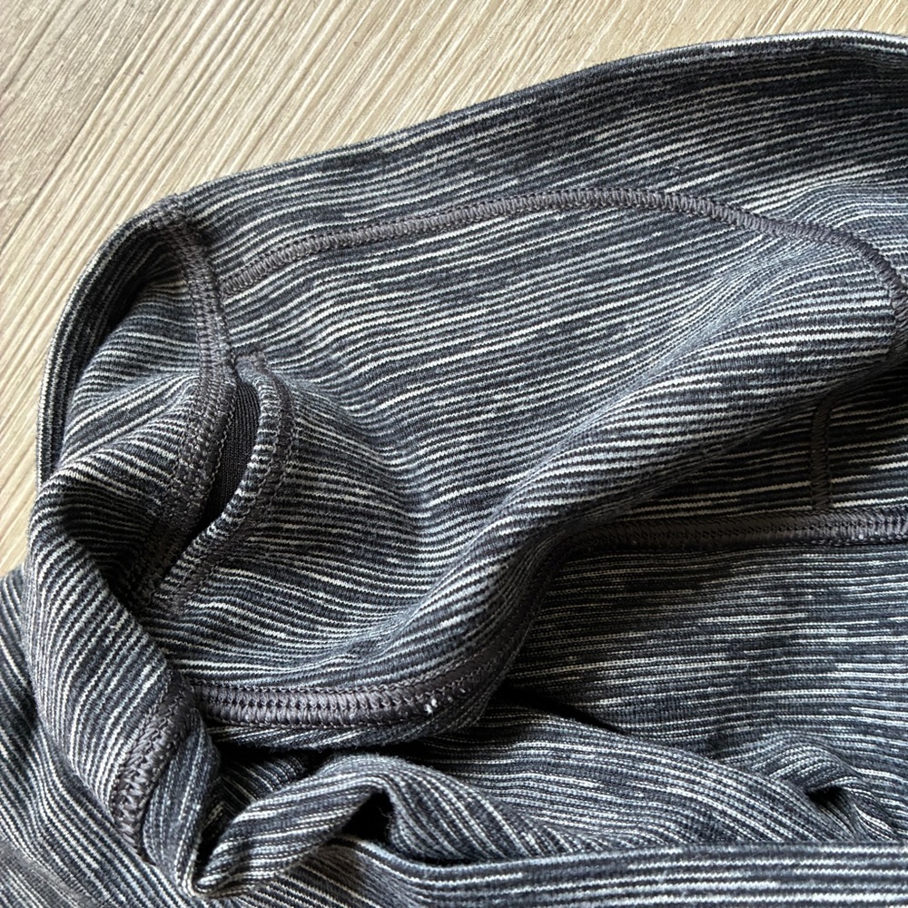 Lululemon Charcoal Gray Navy striped leggings Excellent condition - Picture 5 of 9